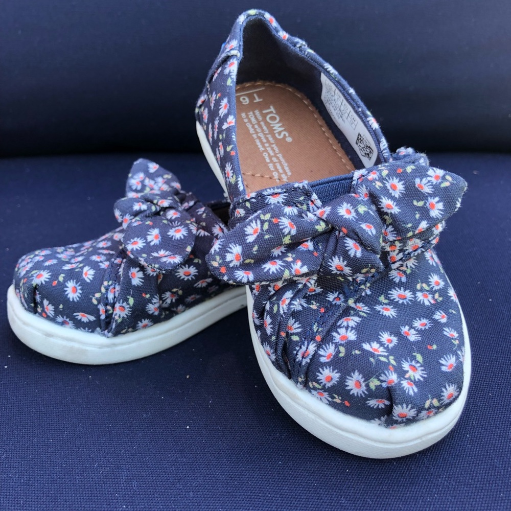 TOMS Tiny Bow Classic Slip-ons